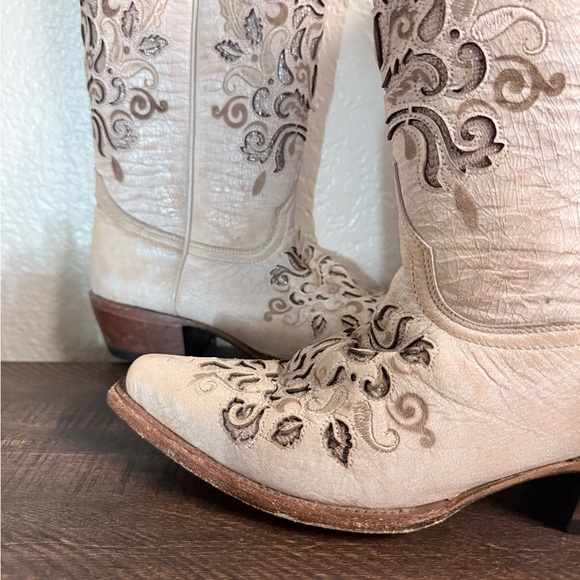 Embroidered Cream Western Cowgirl Boots - Picture 4 of 10